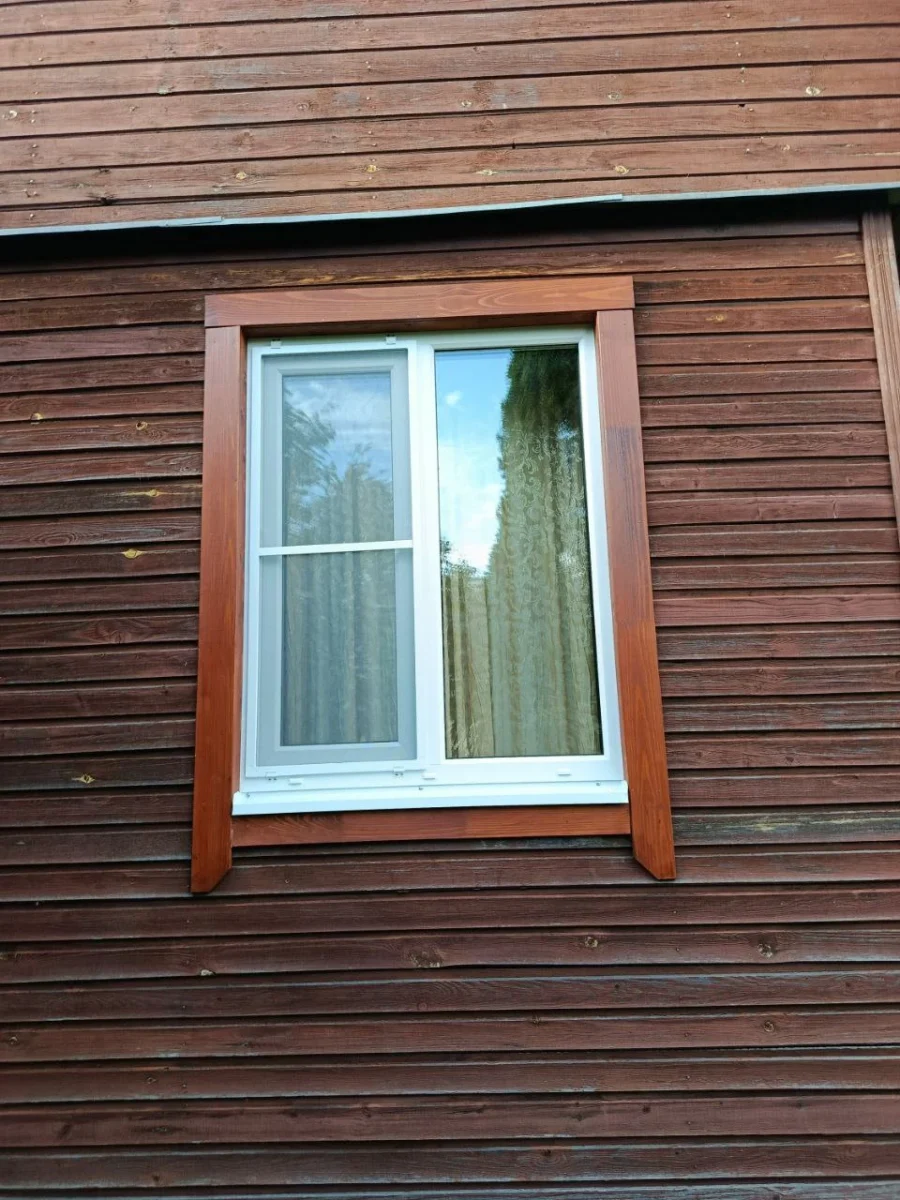 Классические белые окна из ПВХ-профиля для брусовой дачи 3